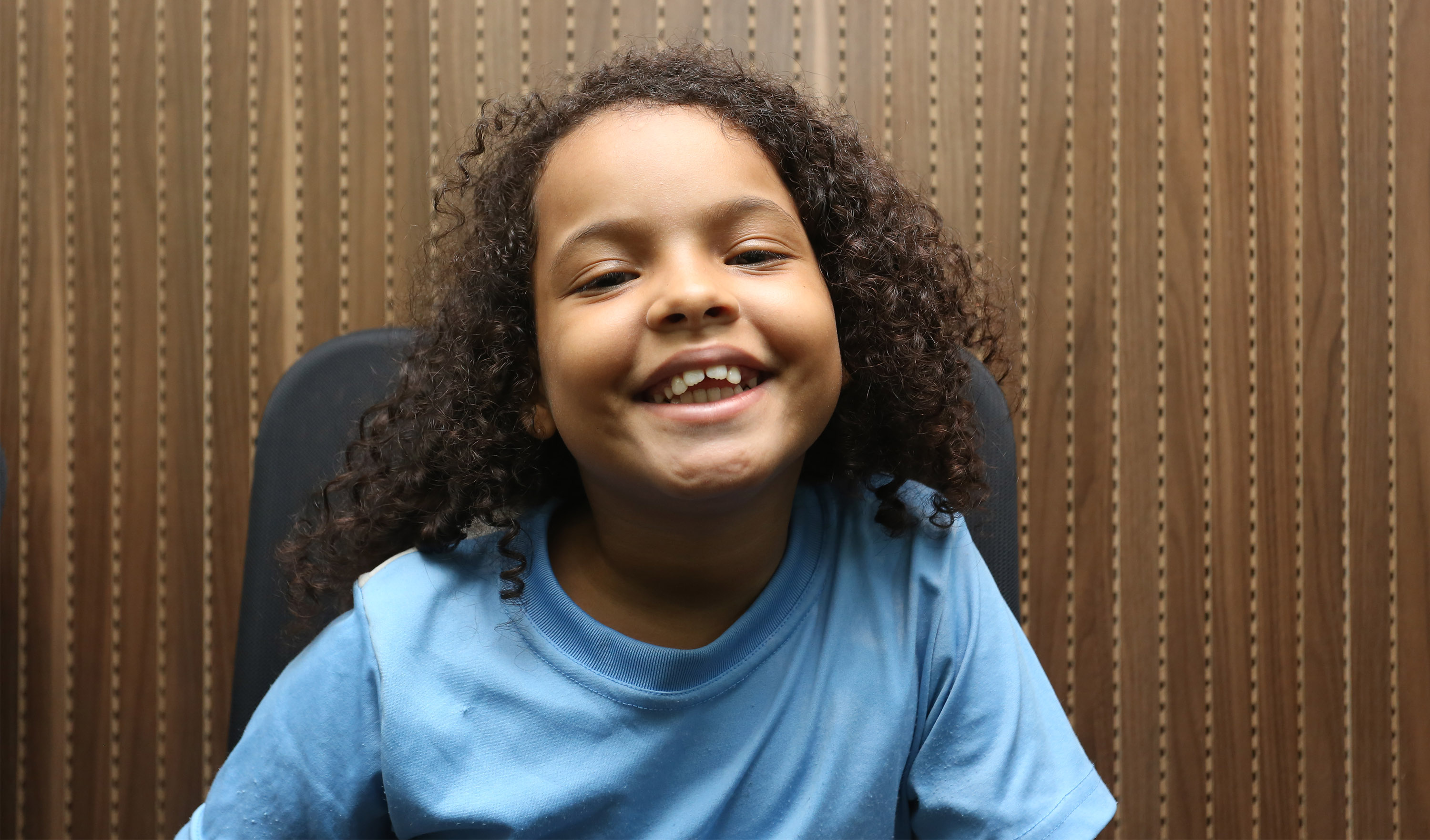 menina sorrindo para a foto